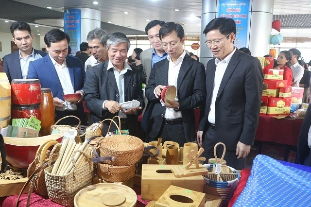 Các đại biểu tham quan gian hàng trưng bày tại Hội nghị Kết nối tiêu thụ sản phẩm năm 2019.