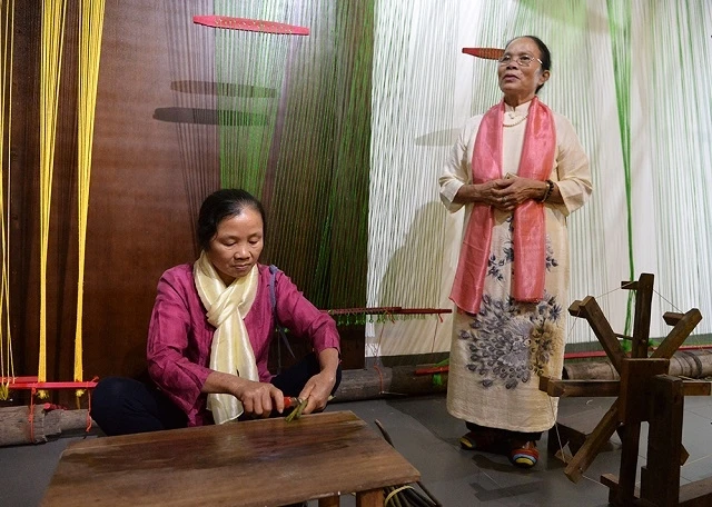 Nghệ nhân Ưu tú Phan Thị Thuận giới thiệu công đoạn làm ra các sản phẩm lụa từ tơ sen.