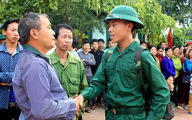 Đại diện cấp ủy, chính quyền huyện Yên Châu (Sơn La) thăm hỏi, động viên chiến sĩ mới.