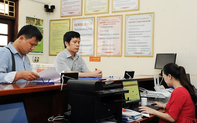 Người dân làm thủ tục thành lập doanh nghiệp tại bộ phận một cửa Sở Kế hoạch và Đầu tư tỉnh Bắc Ninh. Ảnh: THANH LÂM