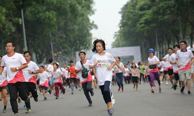 Người dân háo hức tham gia buổi chạy bộ gây quỹ mổ tim cho trẻ em.