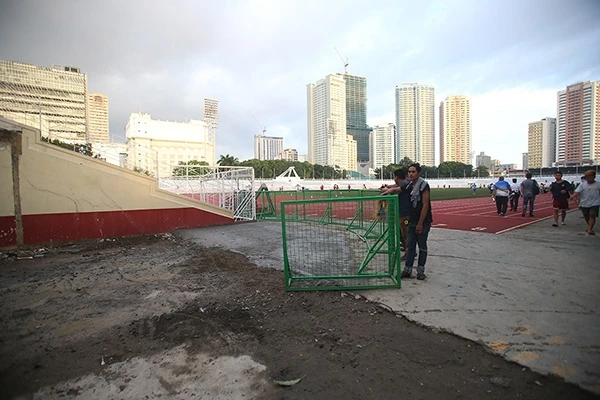 Sân vận động Rizal Memorial vẫn đang trong quá trình hoàn thiện dù ngày khai mạc môn bóng đá đã cận kề.