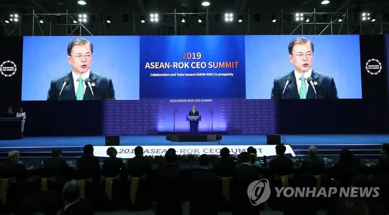 Tổng thống Hàn Quốc Moon Jae-in phát biểu tại phiên khai mạc Hội nghị CEO ASEAN-Hàn Quốc (Ảnh: Yonhap)