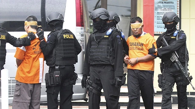 Lực lượng Densus 88 của Indonesia bắt giữ các phần tử khủng bố. Ảnh: JAKARTA POST