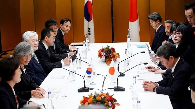 Cuộc gặp giữa hai Bộ trưởng Ngoại giao Hàn Quốc (trái) và Nhật Bản tại Nagoya. Ảnh: AFP