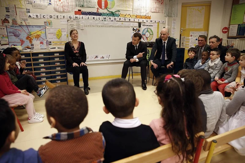 Tổng thống Pháp Emmanuel Macron và Bộ trưởng Giáo dục Jean-Michel Blanquer trong buổi gặp gỡ học sinh tiểu học (Ảnh: POOL)