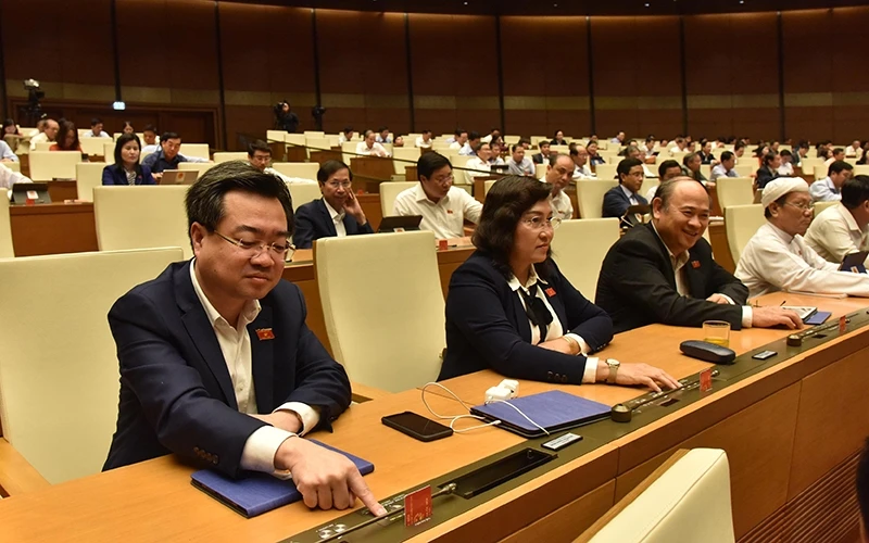 Đoàn đại biểu Quốc hội tỉnh Kiên Giang tham gia biểu quyết, chiều 25-11.