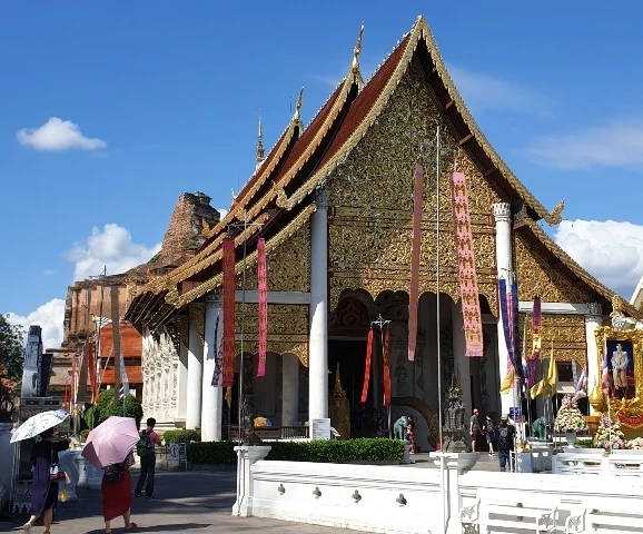 Wat Chedi Luang là ngôi chùa có bề dày lịch sử và là một trong những ngôi chùa thu hút khách tham quan nhất tại Chiang Mai.