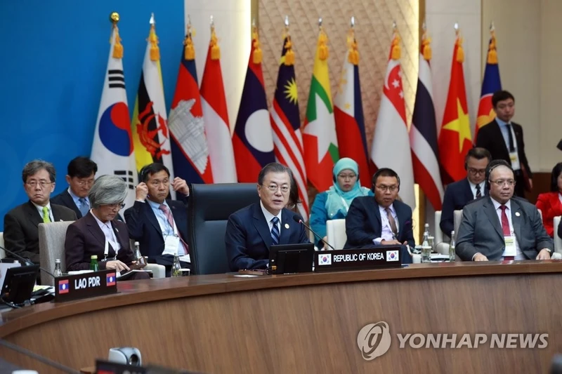  Tổng thống Hàn Quốc Moon Jae-in phát biểu tại phiên họp thứ nhất của Hội nghị cấp cao kỷ niệm 30 năm Quan hệ đối thoại ASEAN-Hàn Quốc (Ảnh: YONHAP)