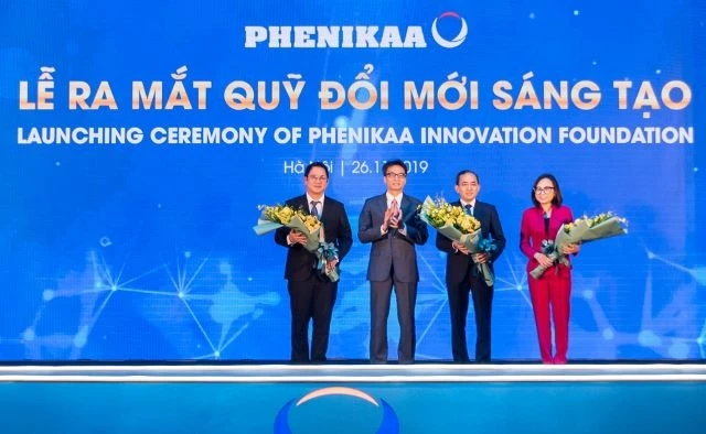 Phó Thủ tướng Vũ Đức Đam chúc mừng Ban lãnh đạo Quỹ Đổi mới sáng tạo Phenikaa