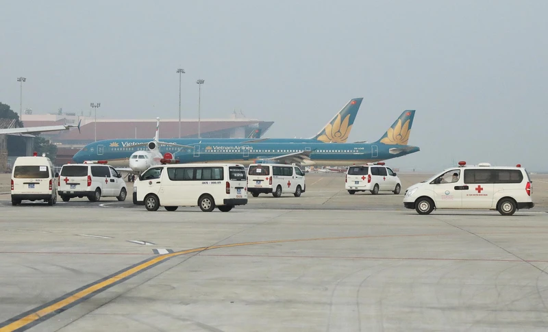 Xe cứu thương sẵn sàng tại sân bay Nội Bài tiếp nhận thi hài các nạn nhân 