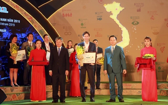 Ông Jeffrey Fielkow – Giám đốc Điều hành Tetra Pak Việt Nam nhận giải thưởng Top 10 doanh nghiệp bền vững ngành sản xuất.