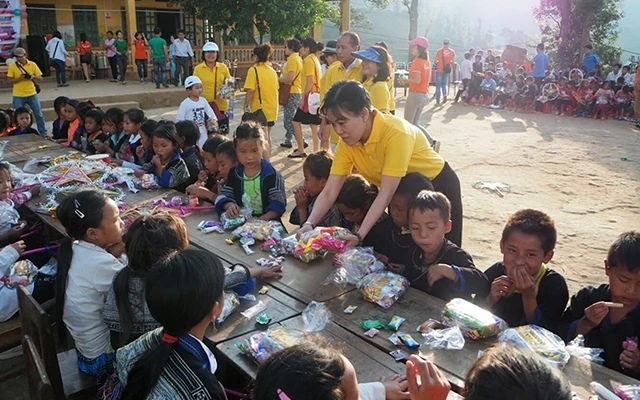 Du khách tham gia chuyến du lịch từ thiện do Vietravel tổ chức tại một điểm trường vùng cao.