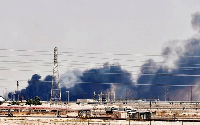 Khói bốc nghi ngút từ cơ sở lọc dầu trọng yếu của Saudi Arabia sau khi bị tấn công.