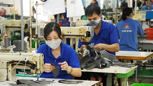 Những ngành thâm dụng lao động như dệt - may, da - giày dự báo sẽ được hưởng lợi nhiều nhất từ các FTA. Ảnh: LAM ANH