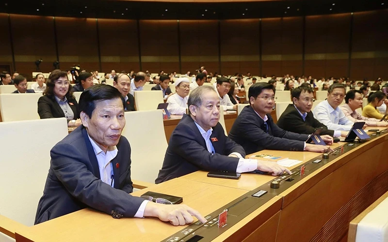 Đại biểu Quốc hội tỉnh Thừa Thiên - Huế tham gia biểu quyết thông qua Nghị quyết, chiều 26-11.