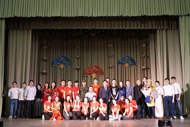 Tổng lãnh sự Việt Nam tại Ekaterinburg Ngô Phương Nghị chụp ảnh lưu niệm cùng các bạn sinh viên tại đêm nhạc.