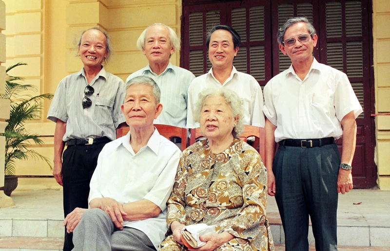 Các GS Trần Quốc Vượng, Đinh Xuân Lâm, Hà Văn Tấn, Phan Huy Lê (đứng) cùng với GS Trần Văn Giàu và phu nhân - Ảnh Nguyễn Đình Toán chụp ngày 5.9.1995 