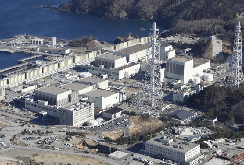 Nhà máy điện Tohoku đang xây dựng một bức tường chắn sóng cao 29m đáp ứng tiêu chuẩn an toàn hạt nhân mới (Ảnh: KYODO)