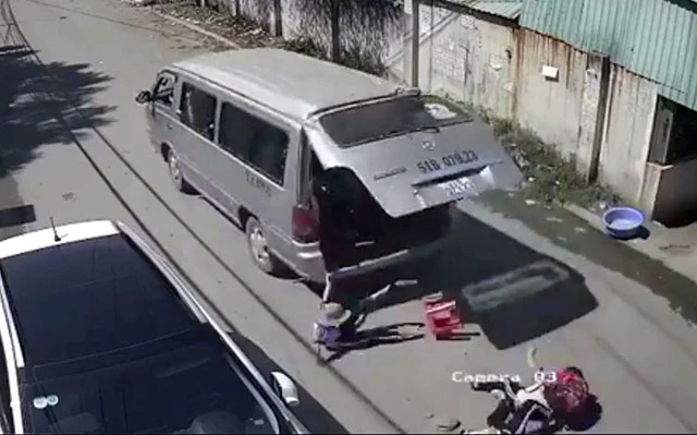 Ba học sinh lớp 1 bị rơi xuống đường từ xe ô-tô đưa đón học sinh. (Ảnh cắt từ clip).