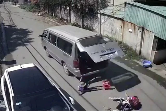 Ba học sinh lớp 1 bị rơi xuống đường từ xe ô-tô đưa đón học sinh. (Ảnh cắt từ clip).