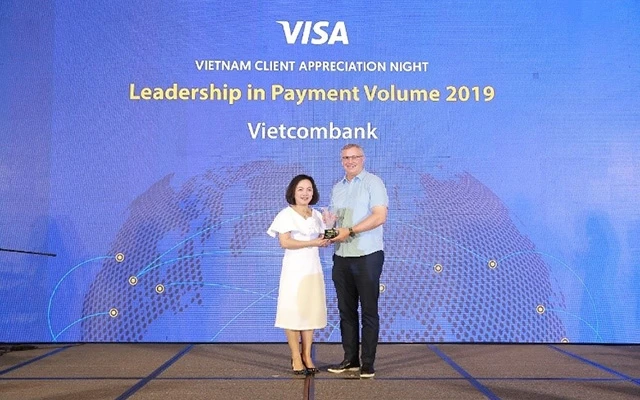 Đại diện Vietcombank, ông Thomas William Tobin - Giám đốc Khối bán lẻ (bên phải) nhận giải thưởng Ngân hàng dẫn đầu về doanh số chi tiêu thẻ năm 2019