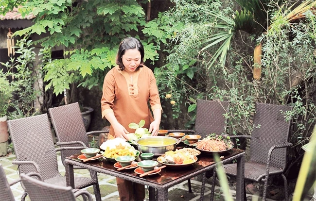 Nghệ nhân trẻ Phạm Thị Diệu Hoài chế biến các món ăn truyền thống của Bát Tràng.