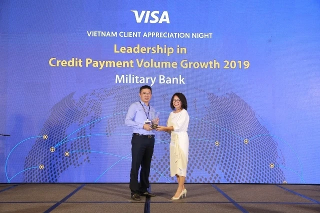 Ông Nguyễn Bá Tuyến – Giám đốc Trung tâm kinh doanh Thẻ MB nhận giải thưởng do Bà Trương Minh Hà – Giám đốc Kinh doanh Visa khu vực Việt Nam & Lào trao tặng.
