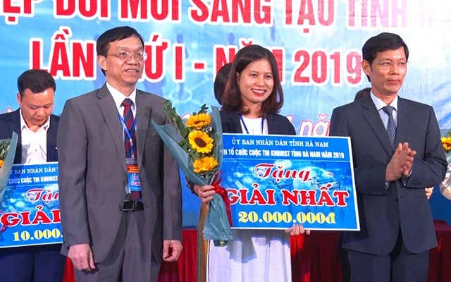 Lãnh đạo tỉnh Hà Nam trao giải nhất cho thí sinh Đỗ Thị Phương.