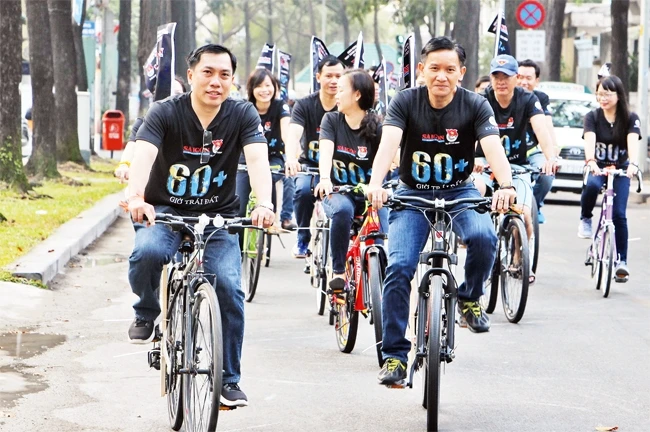 Đoàn viên, thanh niên thành phố đạp xe hưởng ứng Ngày Môi trường trong chiến dịch Giờ trái đất.
