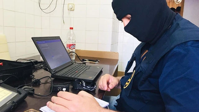 Lực lượng an ninh Europol khám xét máy tính của một đối tượng tình nghi khủng bố. Ảnh: EUROPOL