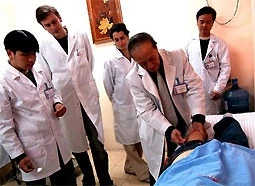 Giáo sư Nguyễn Tài Thu hướng dẫn sử dụng điện mãng châm tại Viện Châm cứu TƯ.