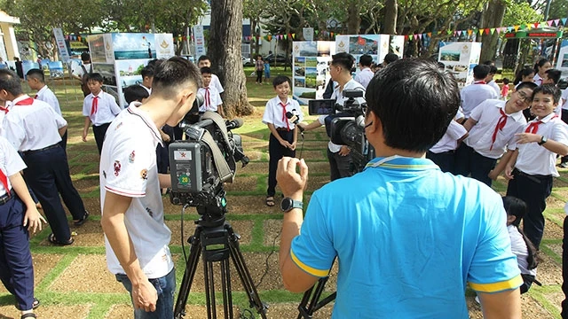 Học sinh TP Vũng Tàu tìm hiểu về biển đảo Việt Nam nhân dịp Liên hoan phim. Ảnh: PHAN NGUYÊN TUYỂN