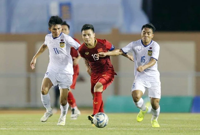 Đội trưởng Quang Hải (số 19) ấn định tỷ số 6-1 cho đội tuyển U22 Việt Nam. Ảnh: PHƯƠNG DŨNG
