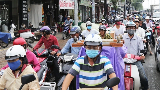 Mật độ phương tiện lưu thông cao khiến giao thông tại TP Hồ Chí Minh thường xuyên tắc nghẽn. Ảnh: KHIẾU MINH