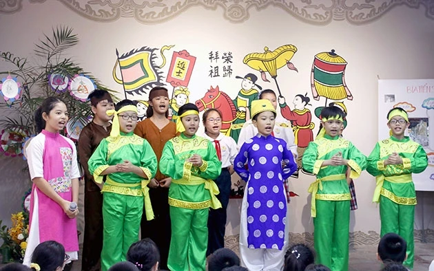 Hoạt cảnh của các em học sinh trường Tiểu học Phan Chu Trinh dàn dựng sau khi tham quan, học tập tại Văn Miếu.