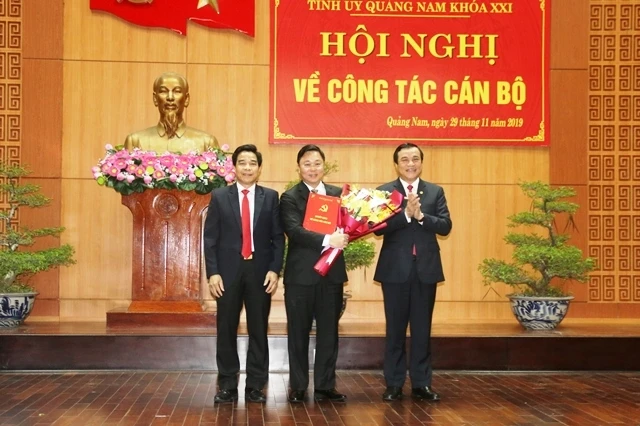 Lãnh đạo tỉnh trao quyết định Phó Bí thư Tỉnh ủy nhiệm kỳ 2015-2020 cho đồng chí Lê Trí Thanh.
