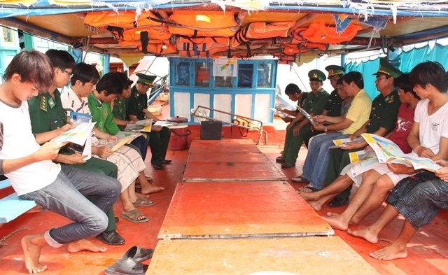 Bộ đội Biên phòng Kiên Giang tuyên truyền, phổ biến pháp luật cho ngư dân ngay trên tàu cá.