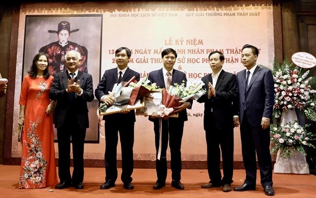 TS Nguyễn Nhật Linh (trái) và TS Đinh Văn Viễn (phải) nhận giải nhì Giải thưởng sử học Phạm Thận Duật, năm 2019.