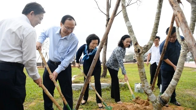 Bà Trương Thị Mai, Ủy viên Bộ Chính trị, Bí thư T.Ư Đảng, Trưởng Ban Dân vận T.Ư tham gia trồng cây tại Bình Định.