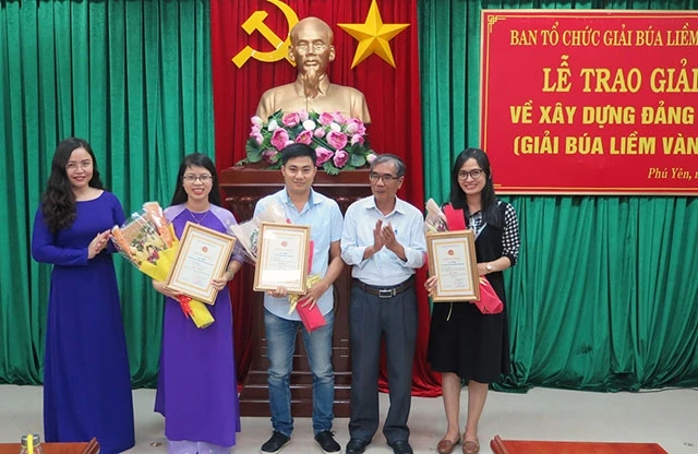 Các tác giả đạt giải A giải thưởng báo chí về xây dựng Đảng tỉnh Phú Yên năm 2019. 