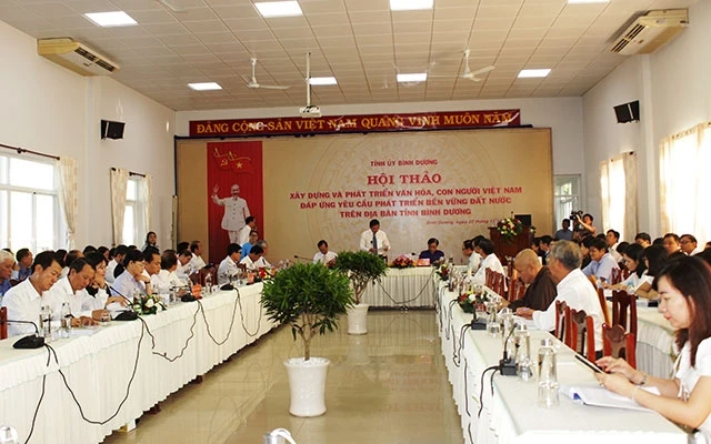 Hội thảo về xây dựng và phát triển văn hóa, con người Việt Nam tại tỉnh Bình Dương.