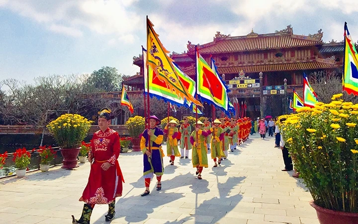 Trung tâm Bảo tồn di tích cố đô Huế tái hiện nghi thức Lễ "Đổi gác" trong cung Triều Nguyễn. Ảnh: Công Hậu