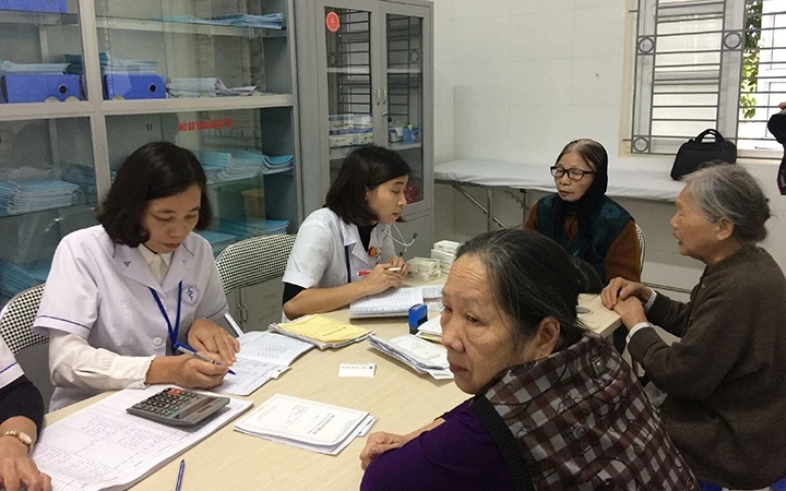 Người dân khám bệnh tại Trạm y tế xã Tân Hội, huyện Đan Phượng, TP Hà Nội.