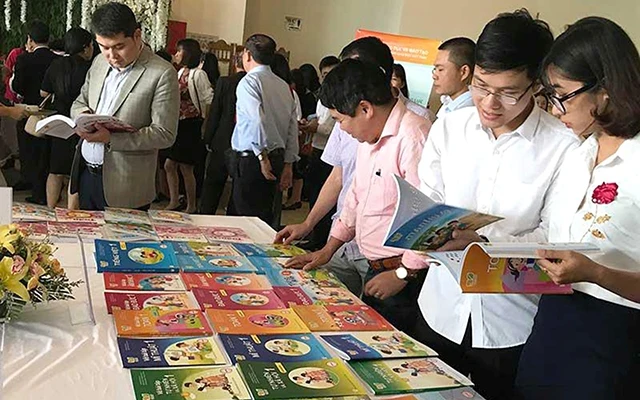 Nhà xuất bản Giáo dục Việt Nam giới thiệu bản mẫu bốn bộ sách giáo khoa biên soạn theo chương trình giáo dục phổ thông mới. Ảnh: AN HIỀN
