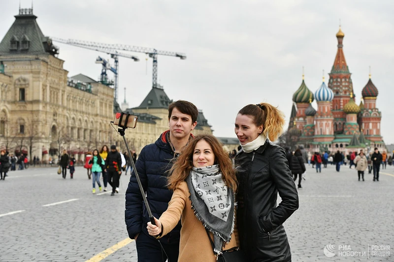 Du khách chụp ảnh trên Quảng trường Đỏ, TP Moscow. (Ảnh. RIA)