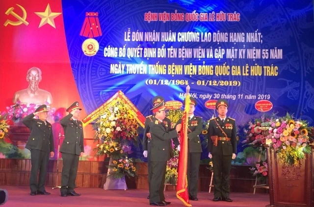 Lãnh đạo Bộ Quốc phòng thay mặt Đảng, Nhà nước trao Huân chương Lao động hạng Nhất cho Bệnh viện Bỏng quốc gia Lê Hữu Trác.
