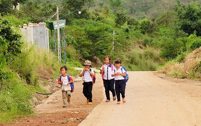 * Những con đường bê-tông giúp người dân xã Đắk Ngo đi lại thuận lợi hơn.