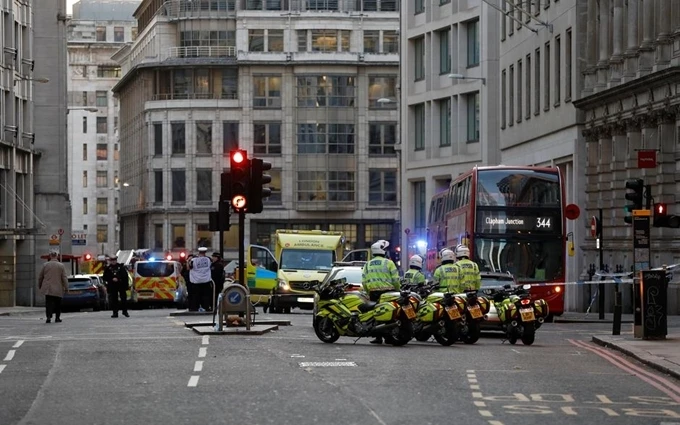 Cảnh sát phong tỏa hiện trường vụ tấn công trên cầu London. (Ảnh: Reuters)