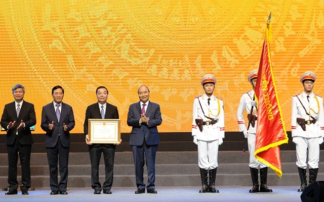 Thủ tướng Nguyễn Xuân Phúc trao Huân chương Lao động hạng Nhất tặng Bộ Khoa học và Công nghệ.